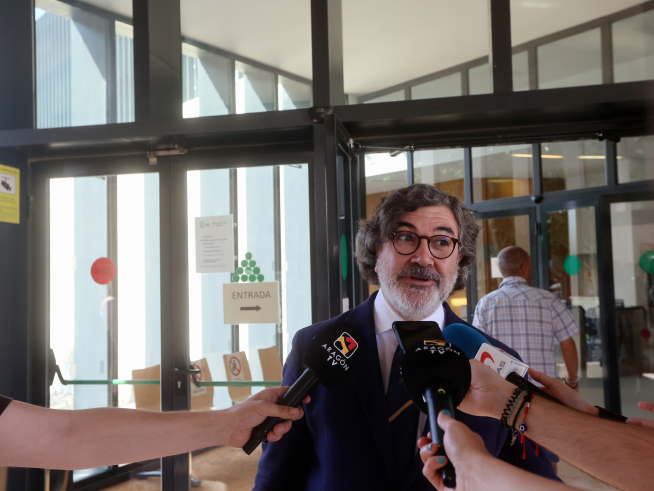 El letrado de la defensa, Eladio Mateo Ayala, este lunes en la entrada a la Audiencia Provincial.