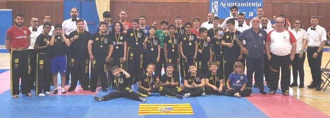 Deportistas de categorías base de los clubes altoaragoneses, junto a los árbitros.