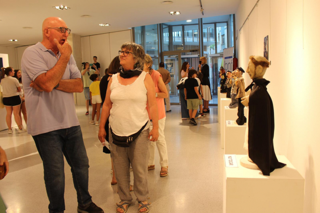Helena Millán, de Títeres de la Tía Elena, muestra al público la exposición “Actores de cartón y madera”, inaugurada ayer.