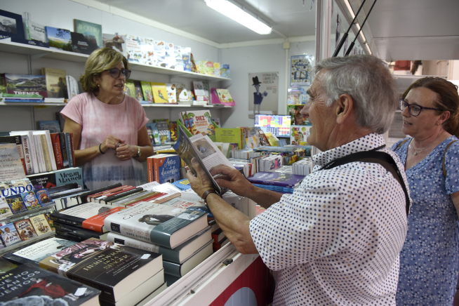 Los libreros y las editoriales comenzaron a recibir la visita del público en la Feria.