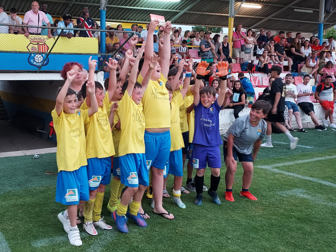 El Almudévar benjamín fue tercero y lo celebró como merecía en casa.