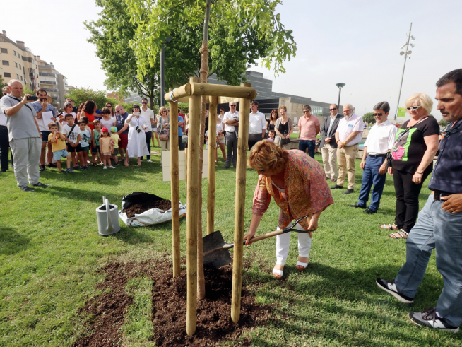 La consejera María Victoria Broto, durante el acto simbólico en el que plantaron un roble por este acto.