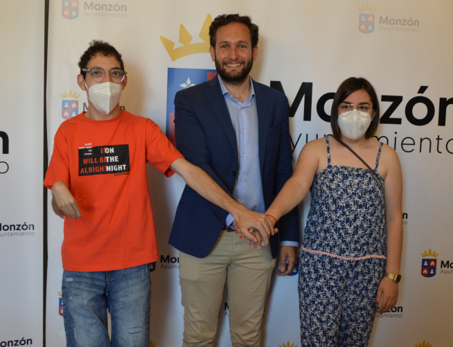 El alcalde de Monzón, Isaac Claver, junto a los dos jóvenes.
