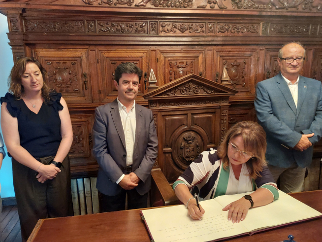 Un momento de la visita de Rosa Serrano al Ayuntamiento de Huesca.