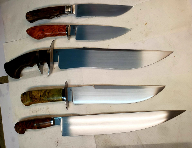 Los cinco cuchillos que presentó al examen de Atlanta.