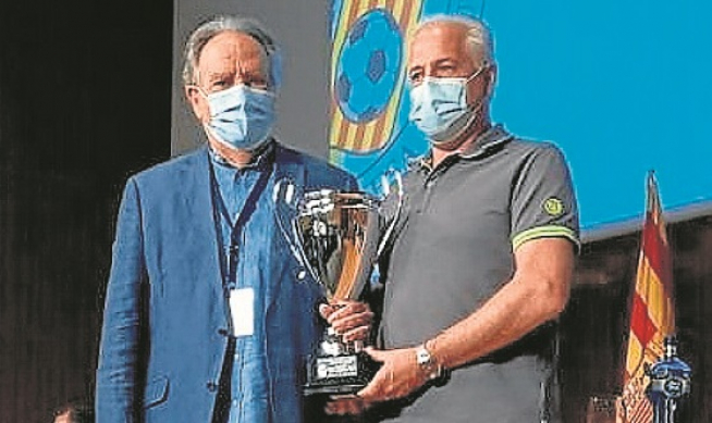 Juan Antonio Sagardoy recoge el trofeo para el Almudévar.