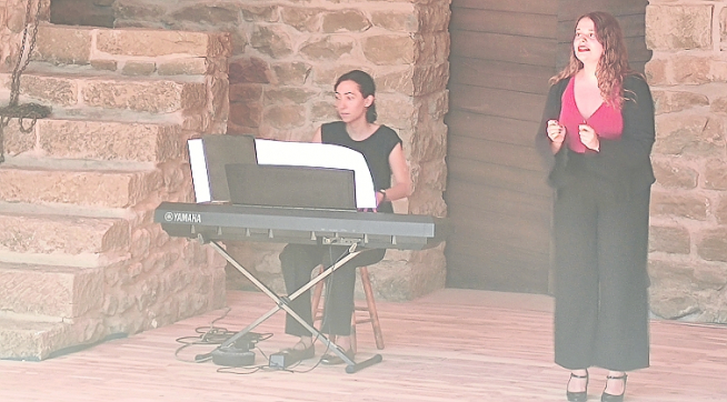 Luna Castrillo Bénard, acompañada al piano por Sabina Erdozain, inauguró la sala de teatro El Gato Negro.