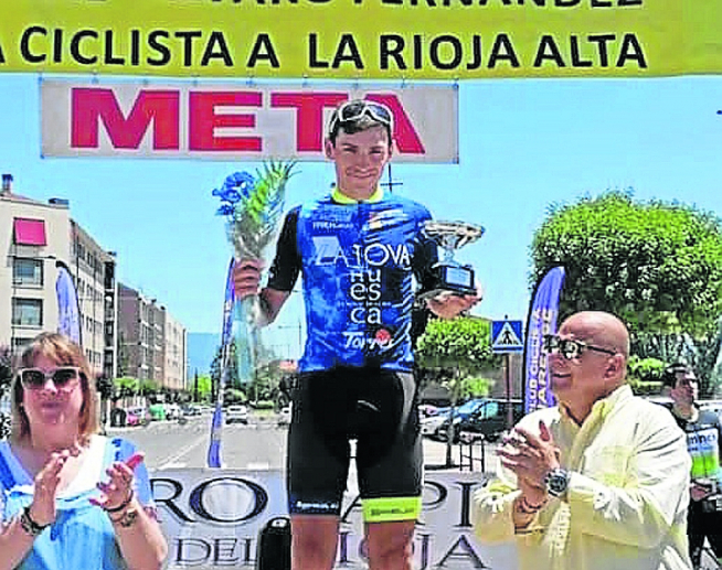 El la Tova Diego Gonzalo, en el podio de la localidad riojana de Haro.