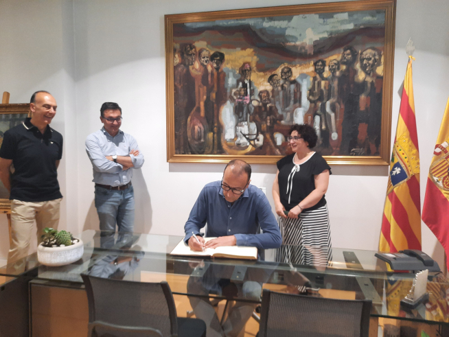 Felipe Faci firmó en el libro de honor de Graus acompañado por otras autoridades políticas.