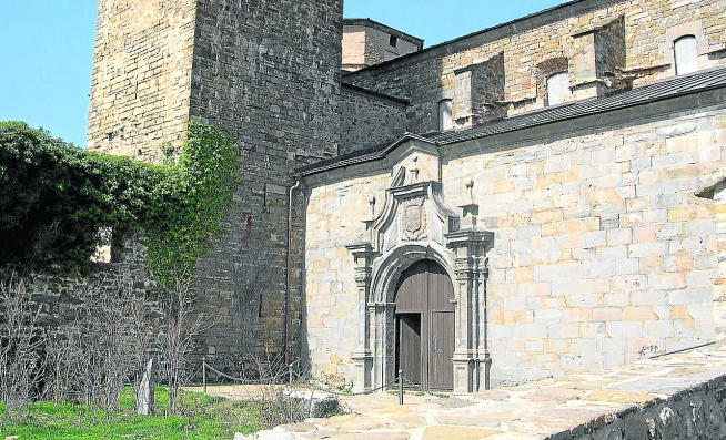 Entrada del templo, en cuyo tímpano se encuentra el escudo de la monarquía hispana de Felipe V.