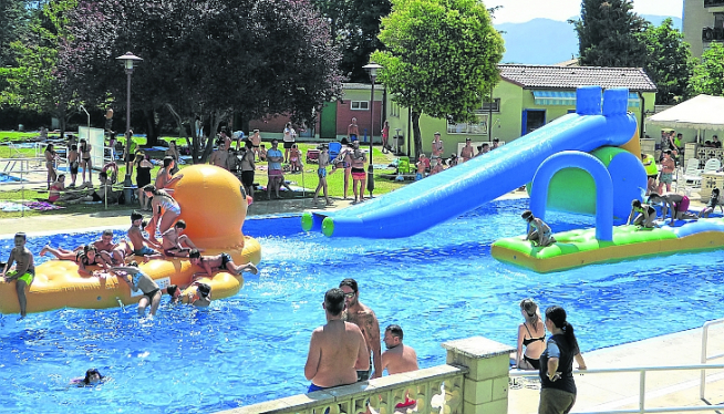 La fiesta acuática celebrada ayer en las piscinas de la plaza de la Constitución ayudó a soportar el calor.