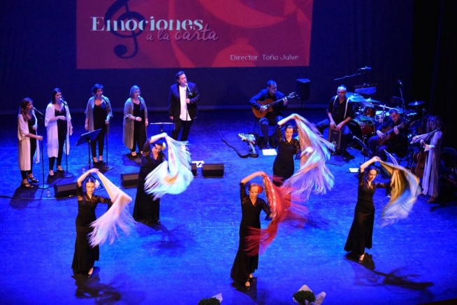 Durante el recital, hubo mezcla de distintos géneros musicales y participaciones, como la colaboración del grupo Alhambra