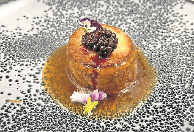Timbal de paletilla de cordero con demi-glacé de su cocción y frutos rojos.