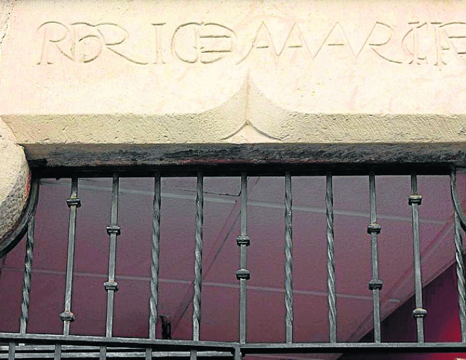 Dintel del Palacio de los Mur.
