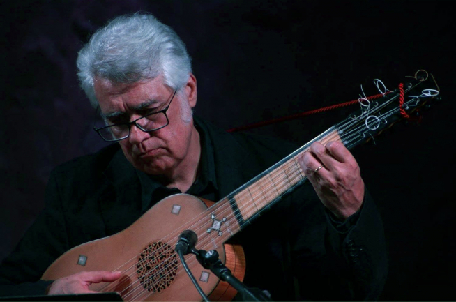 Felipe Sánchez toca la guitarra barroca.