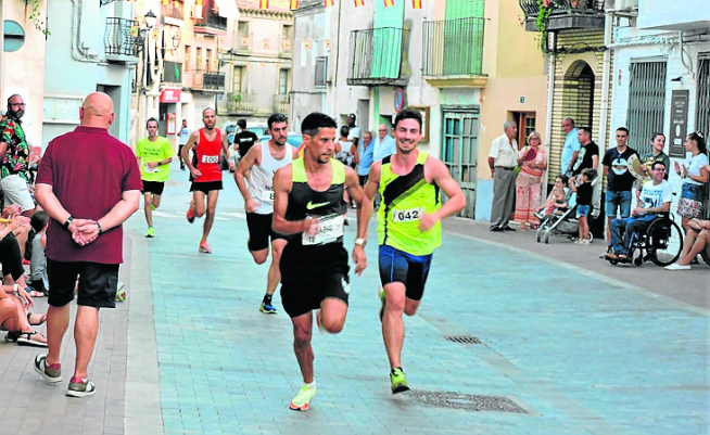 Sabhi, en primer plano, controla la carrera con Fuentes pisándole los talones.