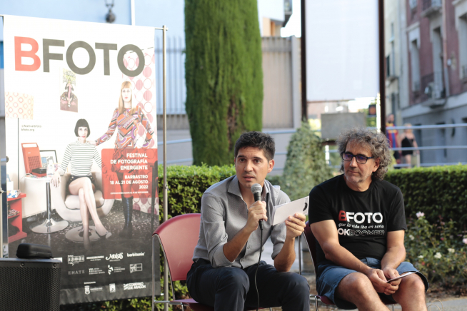 Paco Cerdá, junto a Antonio Lachós de la organización de BFoto, en la charla que ofreció ayer en Barbastro.