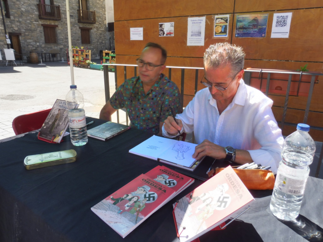 Juanarete y Juanfer Briones firmaron ejemeplares del cómic La pitillera húngara.