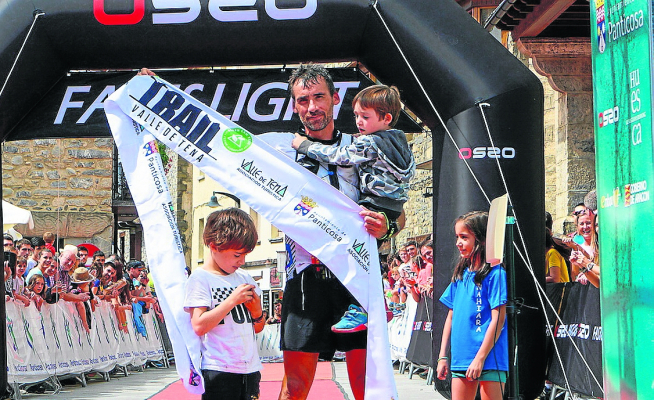 Luis Alberto Hernando, ganador del la 4K, celebra su victoria a su llegada a la meta.