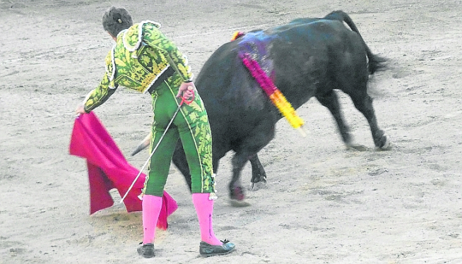 Manuel Escribano cortó tres orejas a sus toros, ayer, en el coso barbastrense.