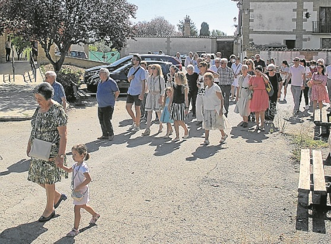 Personas de todas las edades asistieron a la misa y la procesión.