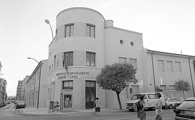 Exterior del Instituto Ramón y Cajal de la capital oscense en 1996.