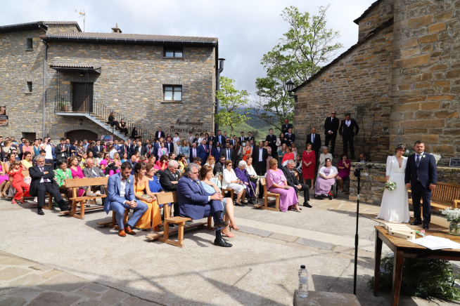Asistentes a la boda de Paco y Paula el pasado sábado en El Pueyo de Araguás.