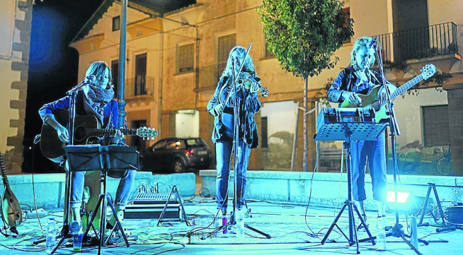 Ellas Music Band actuó en Apiés el sábado por la noche.