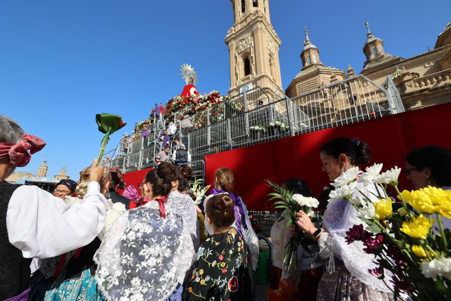 Ofrenda a la Virgen del Pilar