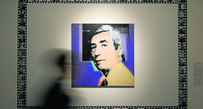 La exposición incluye el retrato que le hizo Andy Warhol a Hergé en 1977.