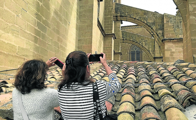 Dos de las visitantes toman fotografías de una de las partes menos conocidas de la Catedral.