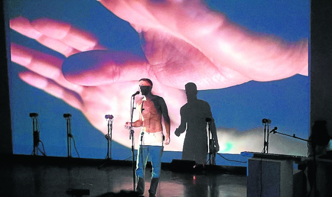 Santiago Latorre presentó la performance Arquitectura de la amistad.