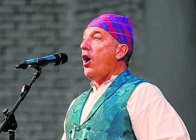 Óscar Badías es una de las voces masculinas del cuadro de canto.