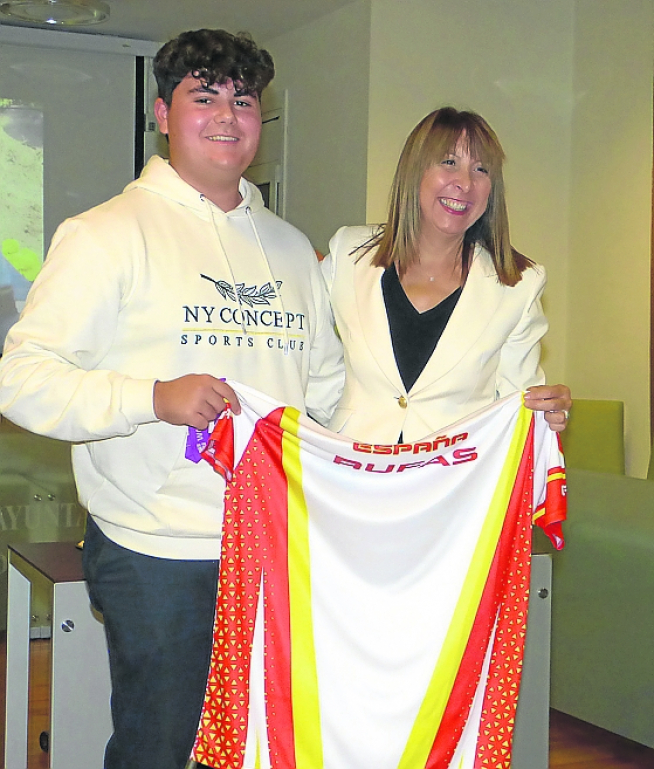 Francho Rufas entregó su camiseta a la alcaldesa Berta Fernández.