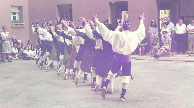 Una imagen de la Escuela bailando San Lorenzo.