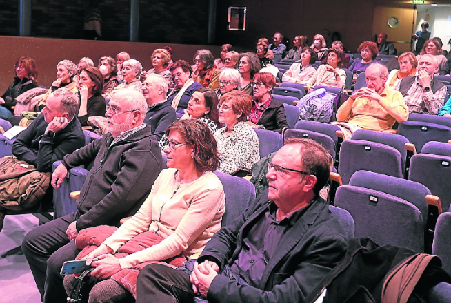 Público que asistió ayer a la actividad literaria en el Centro Ibercaja Huesca.