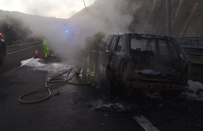 Estado en el que ha quedado el vehículo tras el incendio.