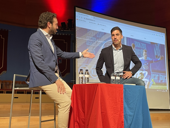 El alcalde Isaac Claver con Alex Sánchez, ayer en la Feria del Libro.