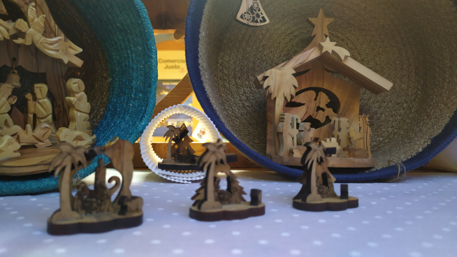 Figuras de belén con madera de olivo, en Comercio Justo.