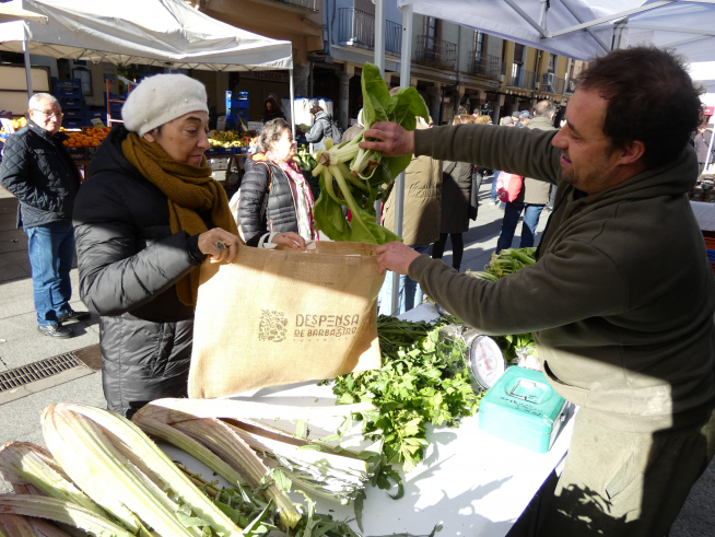 Bolsas de rafia distribuidas por el Ayuntamiento para los clientes.