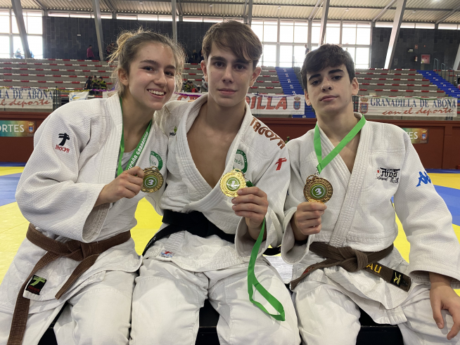 Los tres medallistas de la Escuela Club Ibón de Huesca el pasado fin de semana.