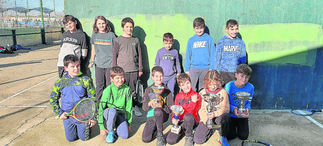 Once chavales participaron en el Torneo infantil en los trinquetes.