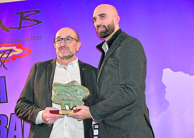 El presidente del Unión Basket Barbastro, Juan Águila, a la izquierda, recoge el premio por la labor del club.