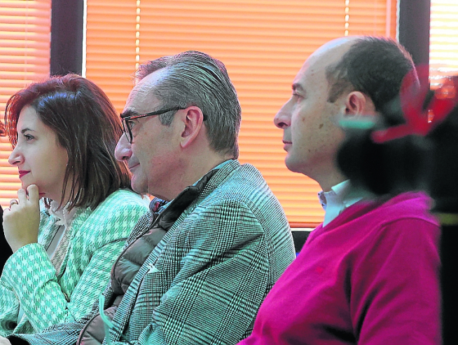 Celia García, Miguel Luis Lapeña e Ignacio Viñuales durante el encuentro.