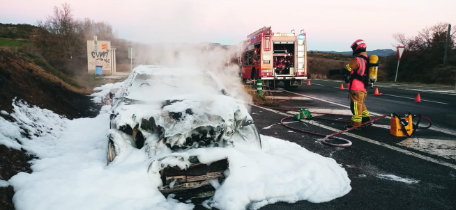Imagen del vehículo tras la extinción de las llamas.