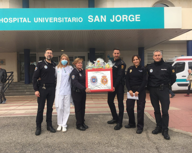 Imagen de los agentes en la puerta principal del Centro Hospitalario.