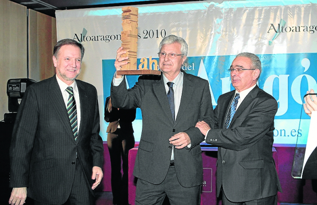 Marcelino Iglesias (izq.) y Mariano Bergua (dcha.) en la entrega de Altoaragonés de Honor a Antonio Angulo (2010).