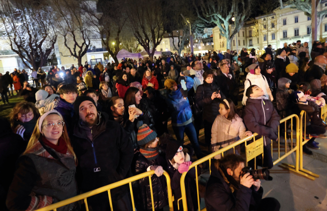 El público ha abarrotado la plaza de Mosén Demetrio Segura.