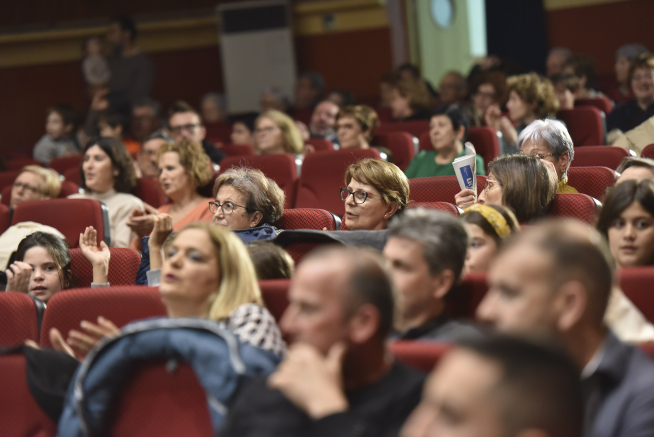 Público asistente al acto celebrado en el Cine Avenida de la localidad bajocinqueña.
