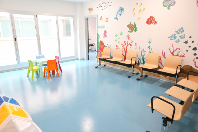 La zona de pediatría dispone de una amplia sala de espera.